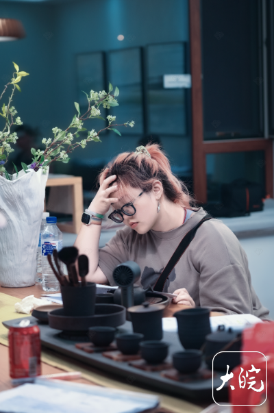 德恒财富 “00后”女孩从殡葬业转行当艺人助理: 不建议盲目追星, 滤镜会破碎